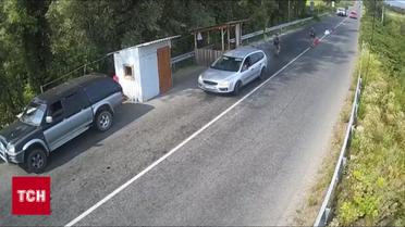 Прорвався через пост на автівці та поранив ножем прикордонника!