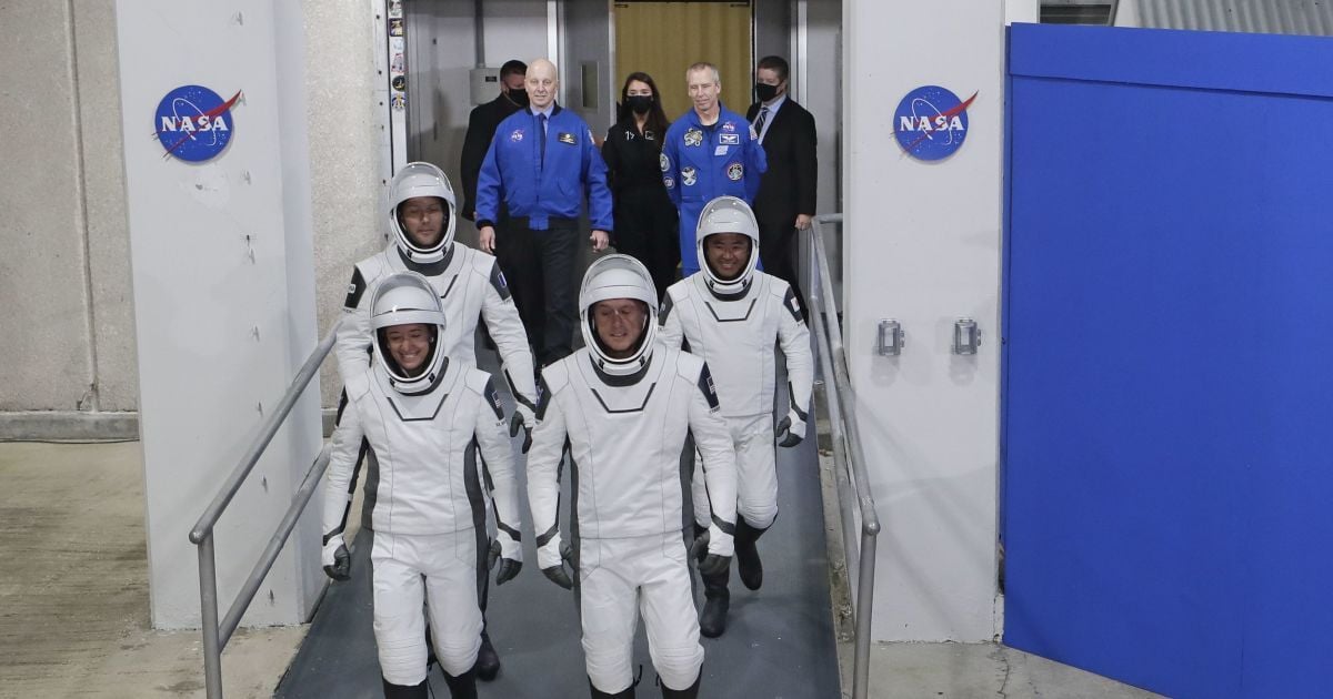 SpaceX вперше запустила до МКС астронавтів на вживаній ракеті: фото