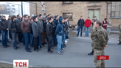 В Киеве из окна военкомата прыгнул парень