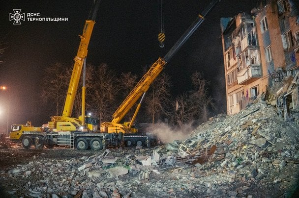 Рятувальники досі шукають людей під завалами будинку, куди влучила ракета РФ. / © ДСНС у Тернопільській області