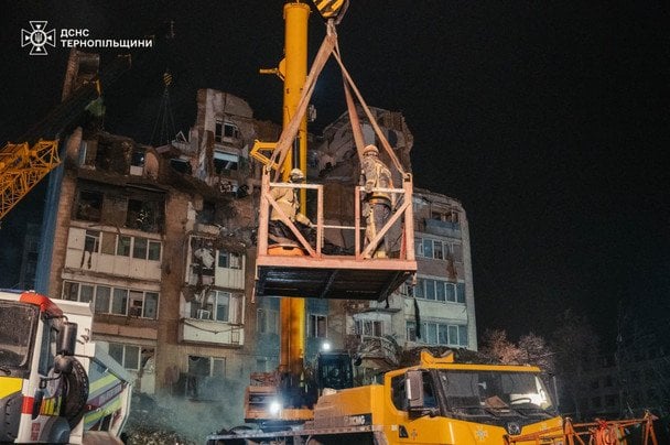 Кількість загиблих зросла до 32 осіб, серед них шестеро дітей.  / © ДСНС у Тернопільській області