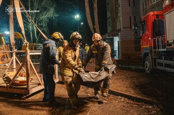 У Тернополі внаслідок удару РФ загинули вже 32 людини, серед них - шестеро дітей. / © ДСНС у Тернопільській області