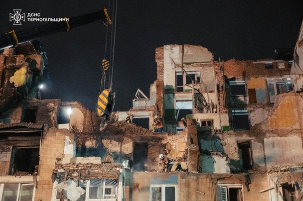 Рятувальники четверту добу шукають людей під завалами будинку на вулиці Стуса в Тернополі.  / © ДСНС у Тернопільській області