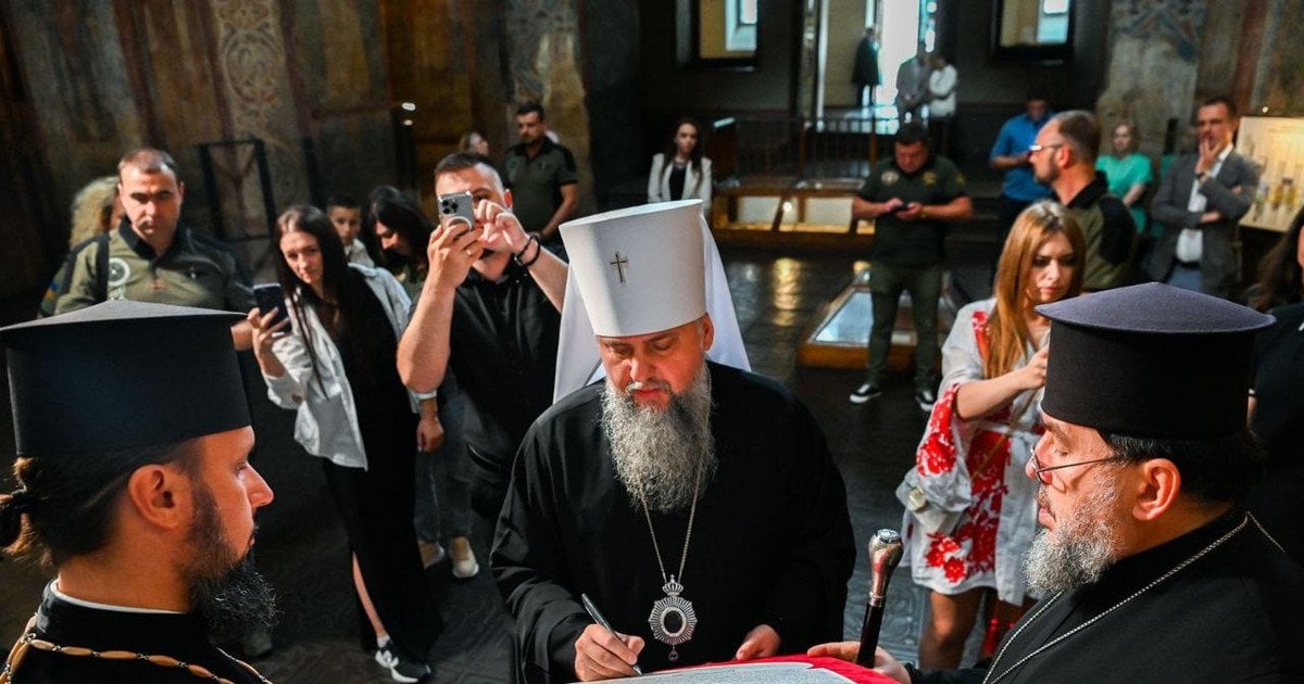 Митрополит Епіфаній з копією Томоса про автокефалію ПЦУ