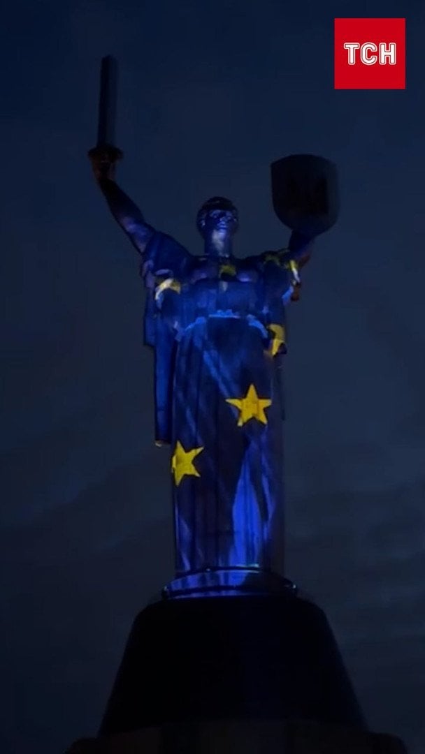Батьківщина-мати у Києві засяяла кольорами прапорів України та ЄС: з'явилося відео
