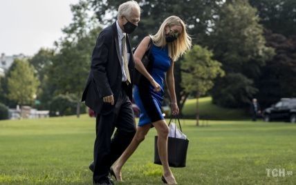 Согнулась под тяжестью сумок: пресс-секретарь Белого дома в платье и на шпильках прошлась по газону южной лужайки
