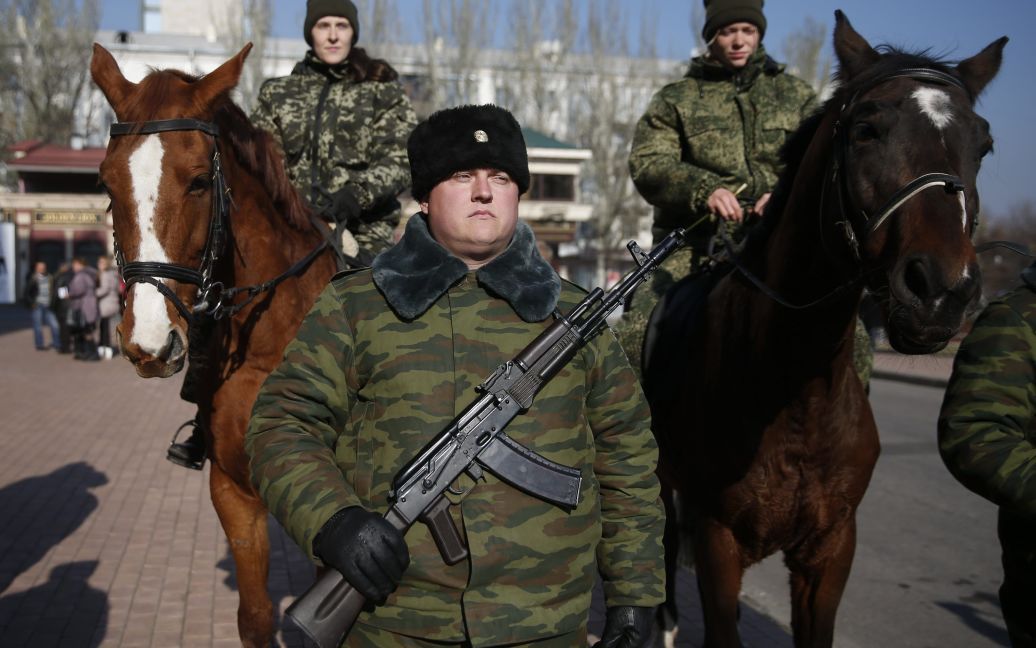 Боевики провели в театре "инаугурацию" своего главаря. / © Reuters