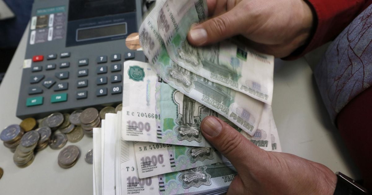 Із початку року російський рубль у відношенні до долара знецінився на 40%