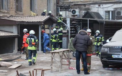 Спасатели до сих пор ищут под завалами дома в центре Киева двух людей