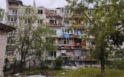 В Лисичанске российский снаряд попал в многоэтажку: погибла девушка