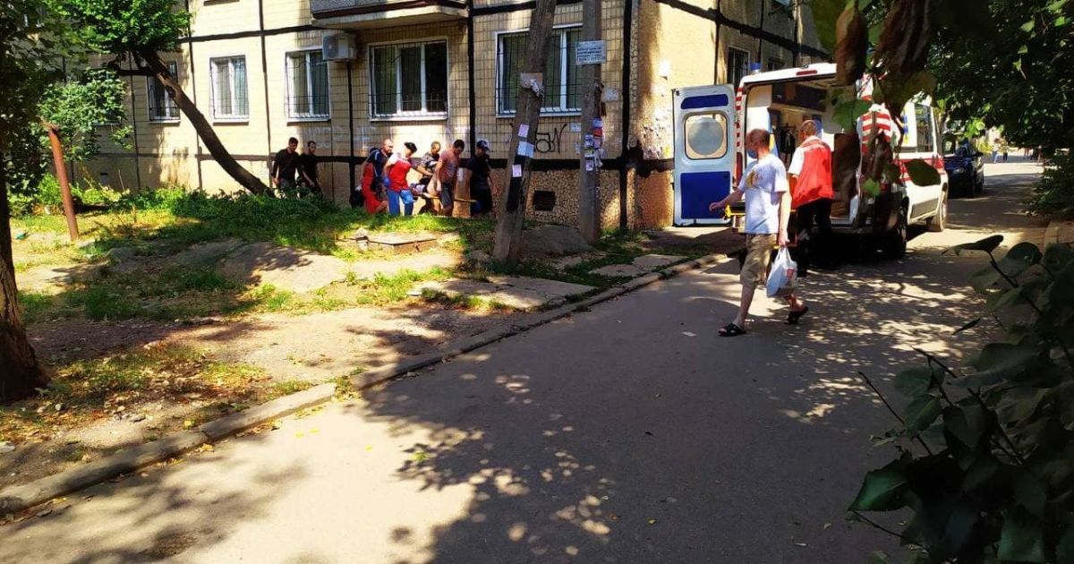 У Кривому Розі чоловік викинув жінку з вікна багатоповерхівки (фото)