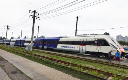 "Укрзализныця" получила первые два пассажирских вагона и дизель-поезд "Крюковского завода"