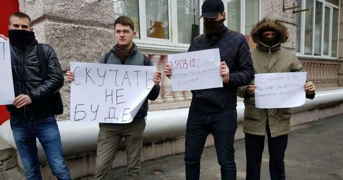 Автомобилем, самолетом, поездом. Российские дипломаты покинули территорию Украины