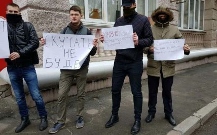 Автомобилем, самолетом, поездом. Российские дипломаты покинули территорию Украины