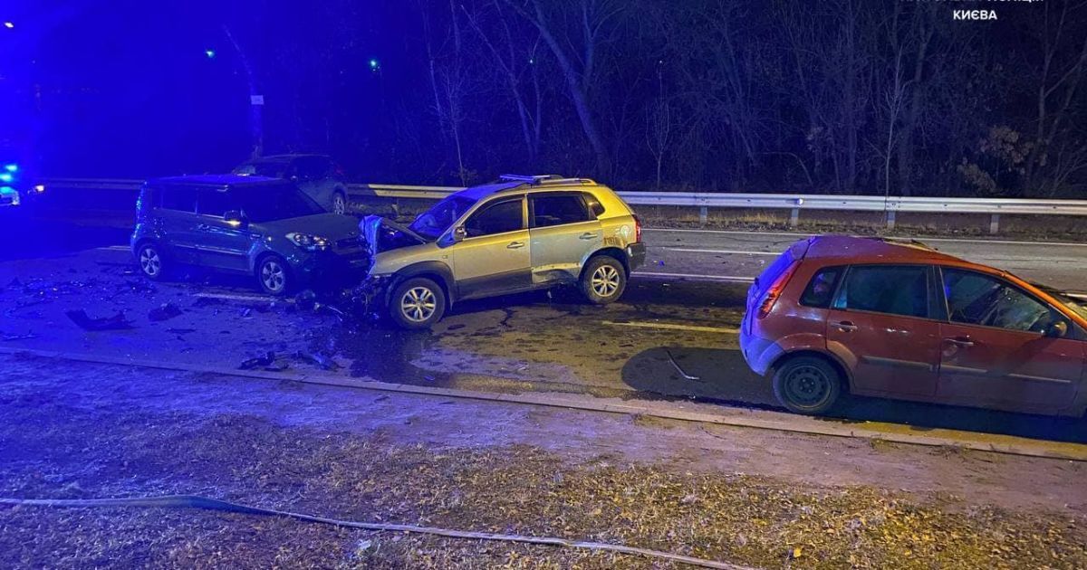 У Києві на Мінському проспекті сталася ДТП з потерпілими за участю чотирьох автомобілів / © Facebook / Патрульна поліція Києва