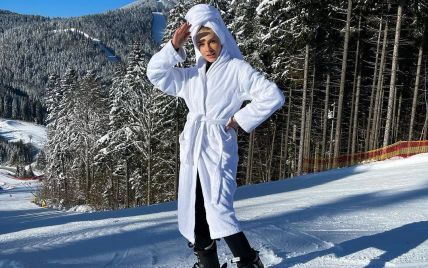 В банном халате: жена футболиста Зинченко покаталась на лыжах в Буковеле (видео)