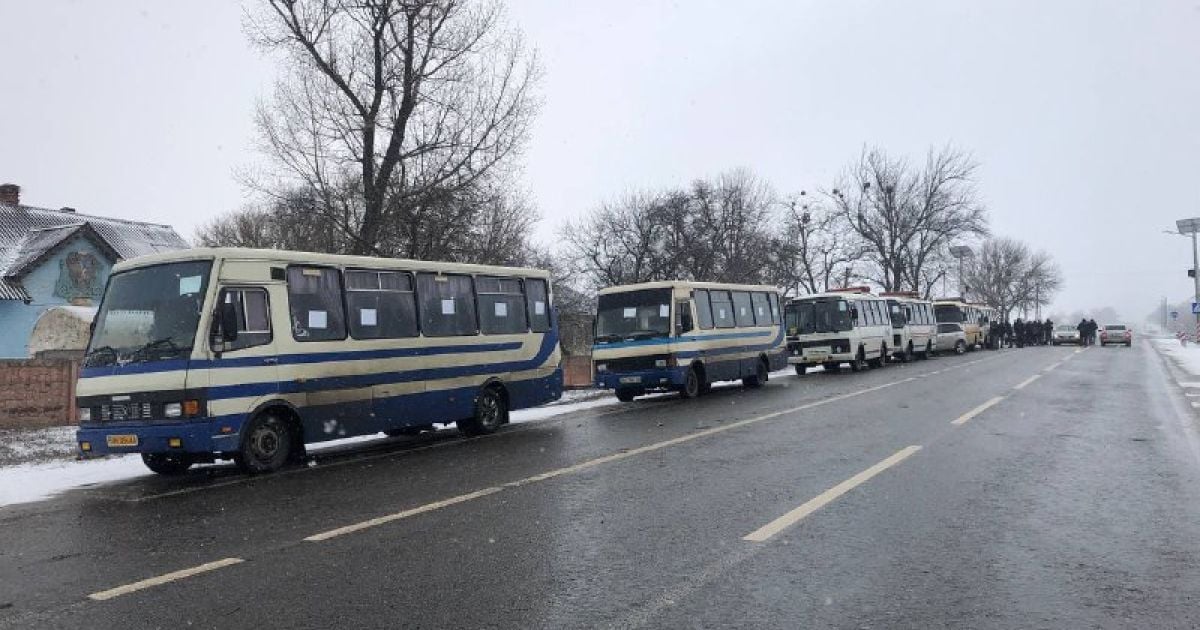 Автобуси чекають на можливість евакуювати людей / Telegram-канал Олега Синєгубова