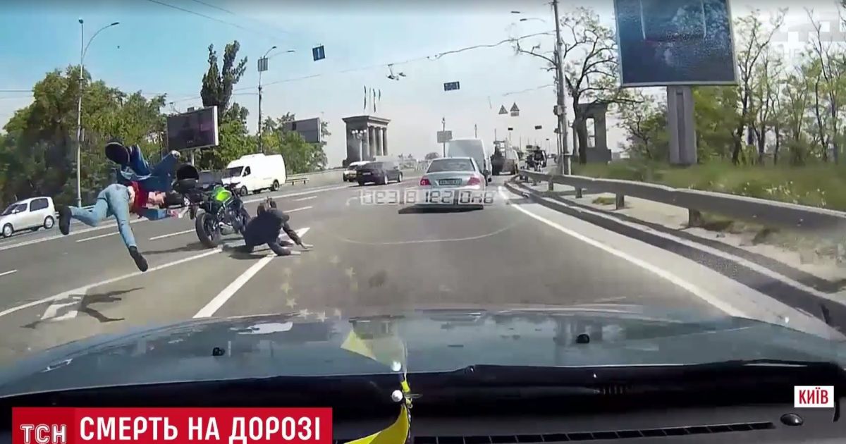 Появилось видео момента гибели 19-летнего мотоциклиста на мосту Патона в Киеве