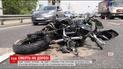 На мосту Патона водитель мотоцикла с пассажиром попали в ужасную аварию