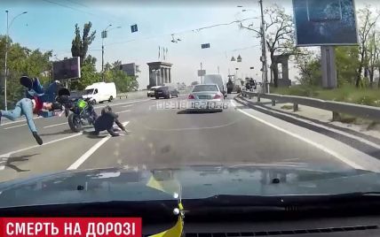 Появилось видео момента гибели 19-летнего мотоциклиста на мосту Патона в Киеве