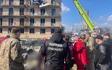 Во время тревоги не спустился в укрытие: в Киевской области с 5-го этажа достали тело еще одного погибшего (видео)