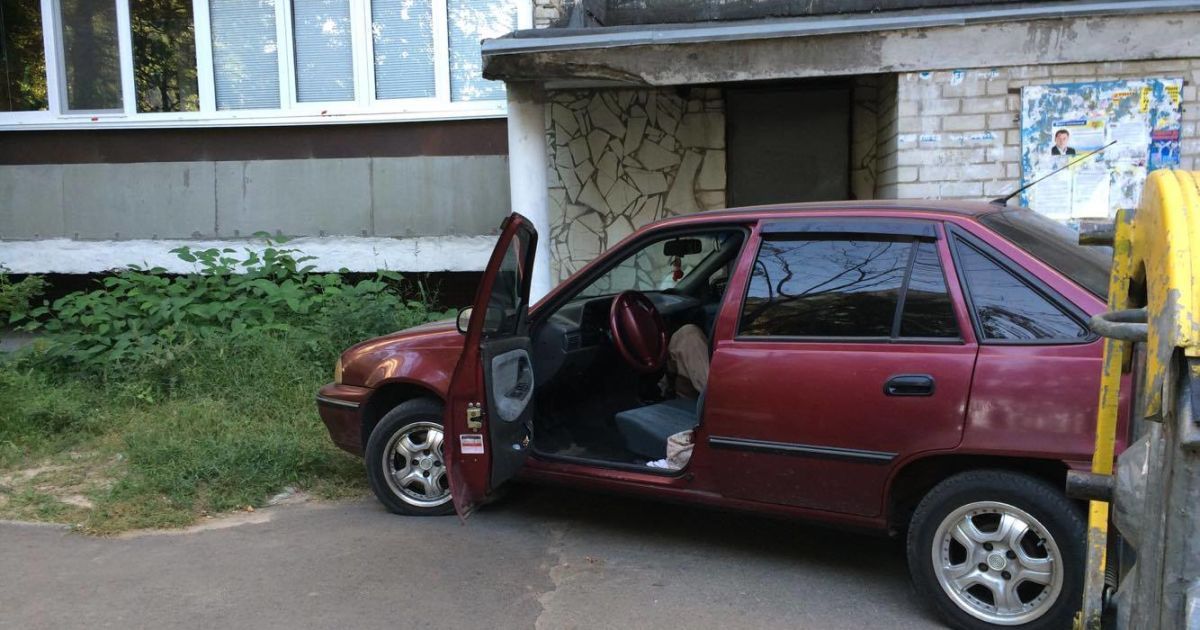 У Києві у припаркованому біля будинку авто знайшли мертвого чоловіка_7 / © ТСН.ua