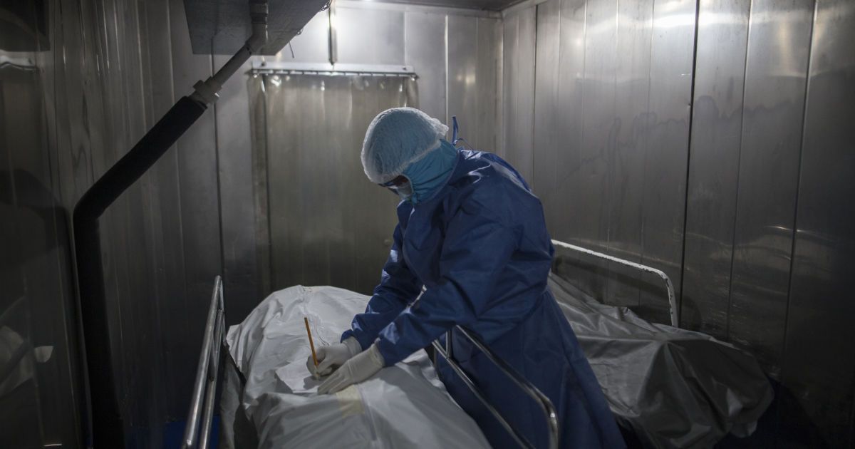 В Украине есть риск появления своего штамма COVID-19: медик объяснил, при каких условиях это возможно