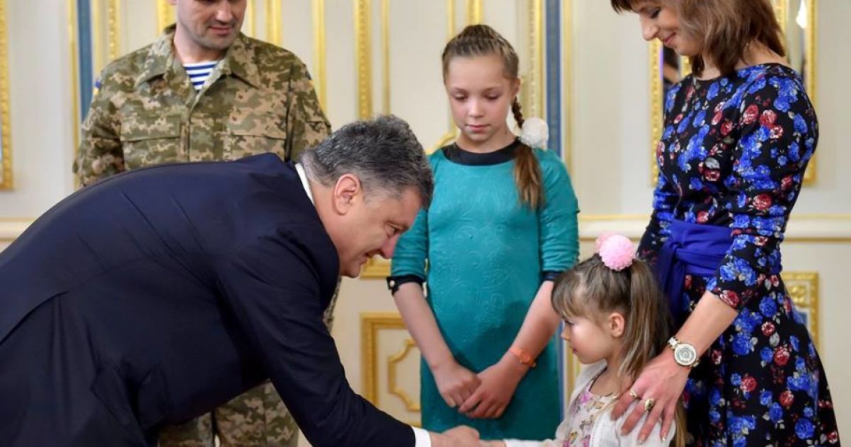 Порошенко с семьей Кузьминых / © Офис президента Украины