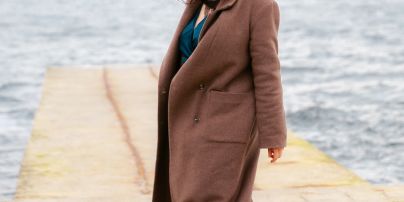 В пальті і смарагдовому комбінезоні з пікантним декольте: Соломія Вітвіцька позувала на причалі