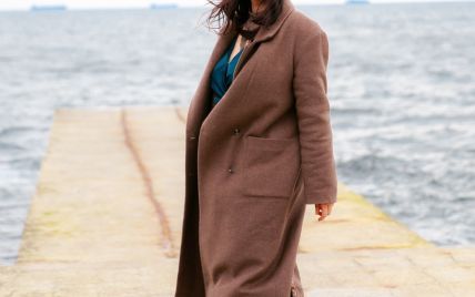 В пальті і смарагдовому комбінезоні з пікантним декольте: Соломія Вітвіцька позувала на причалі