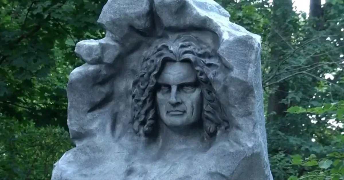 Памятник Кузьме