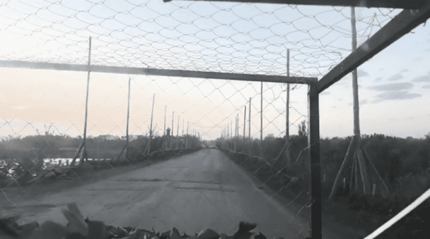Російський тунель з сіток проти дронів біля Карлівки. Квітень 2025. Україна. Фото: скрин відео @kayla_tsk