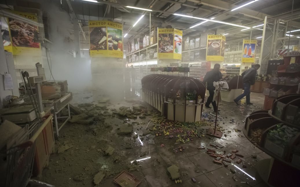 Под обстрел попал супермаркет "Амстор". / © Reuters