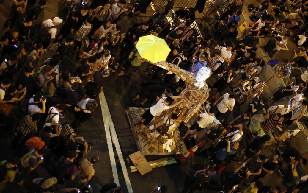 Статуя з парасолькою уособила протест у Гонконзі. / © Reuters