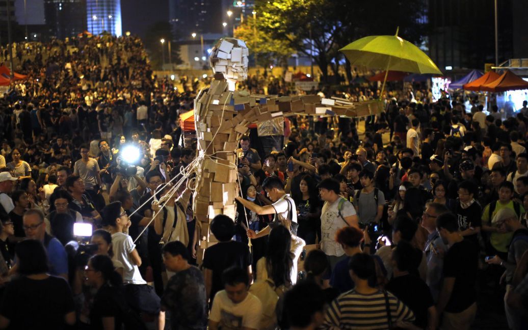 Статуя с зонтиком олицетворяет протест в Гонконге. / © Reuters