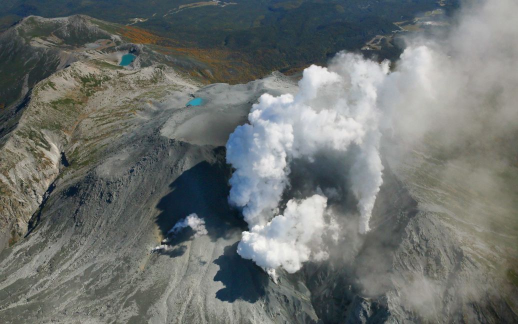 Извержение вулкана Онтаке застало врасплох сотни туристов. / © Reuters