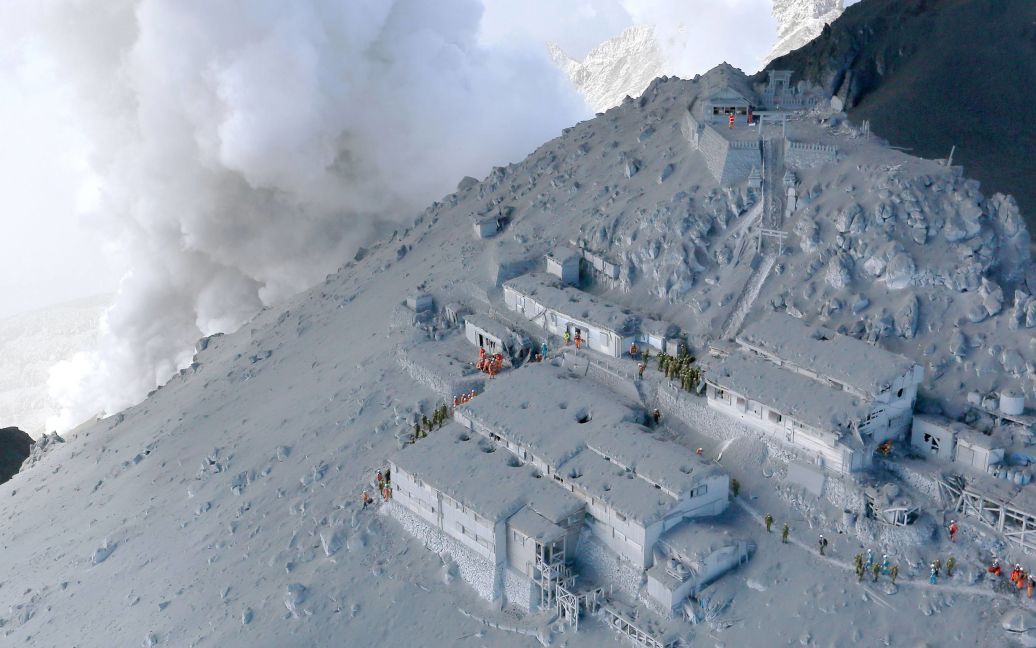 Извержение вулкана Онтаке застало врасплох сотни туристов. / © Reuters