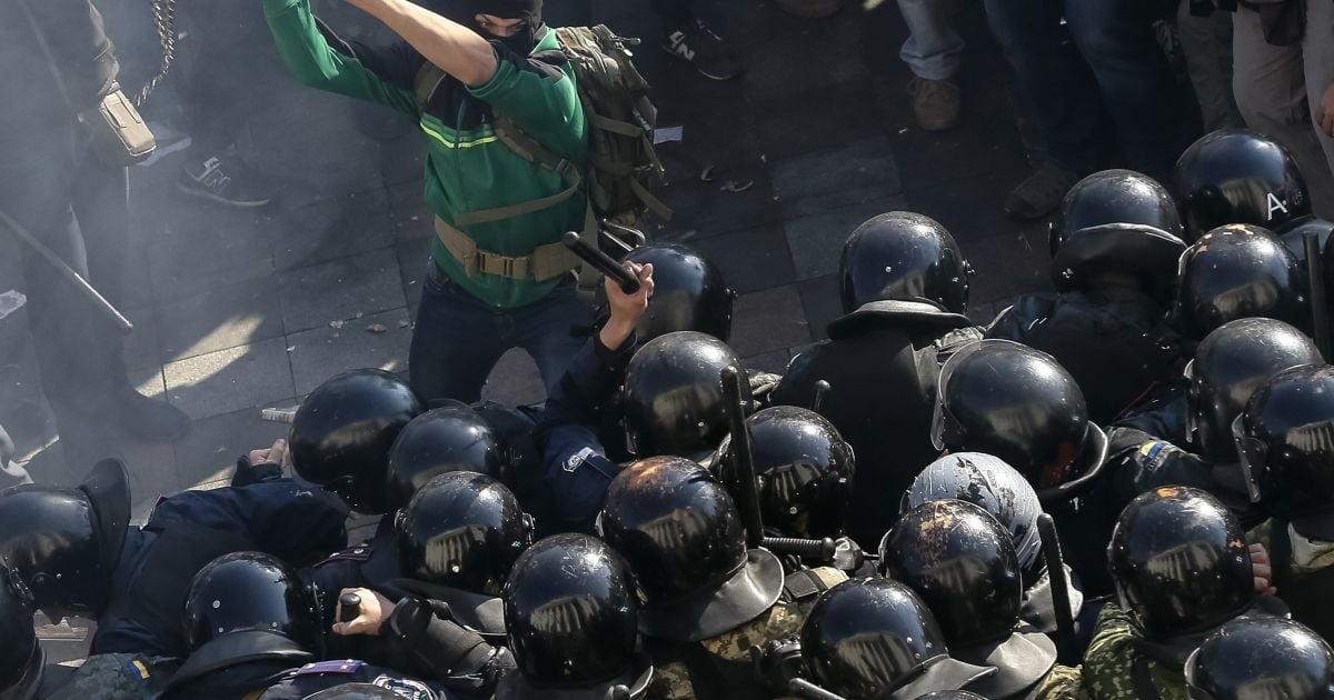 Провокаторы били силовиков палками и цепями / © Reuters