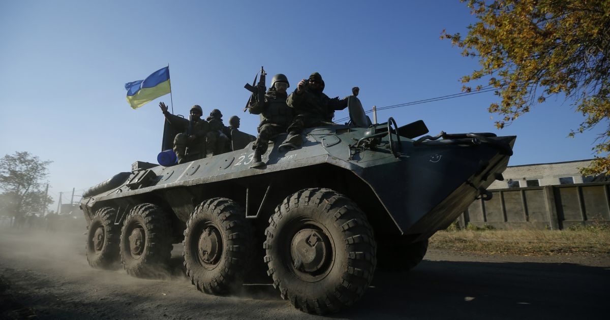 Силовики продолжают отбивать атаки врага