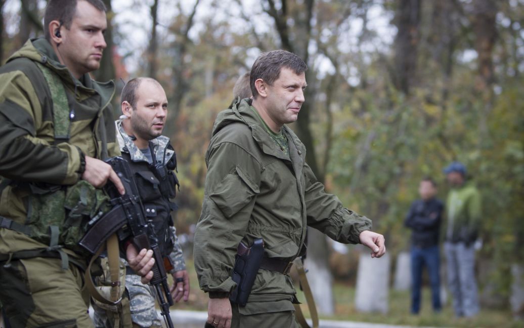 Вооруженный Захарченко агитирует голосовать за себя на фейковых "выборах". / © Reuters