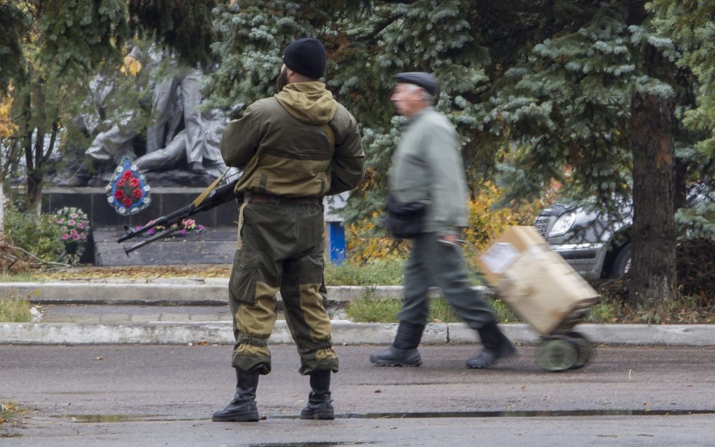 Вооруженный Захарченко агитирует голосовать за себя на фейковых "выборах". / © Reuters