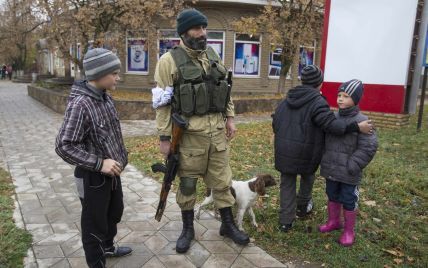 Под Мариуполем боевики коварно подсылают детей к военным за снарядами