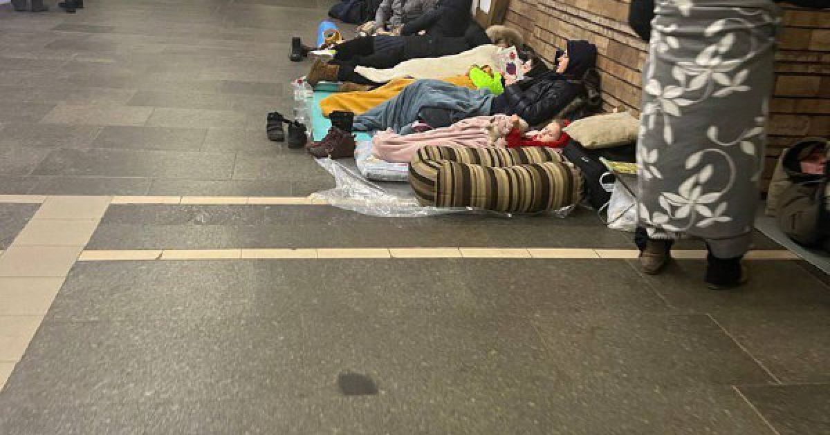 Мешканці Києва спускаються у метро на ночівлю цілими сім'ями