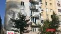 На разбомбленном доме в Авдеевке появился мурал-портрет местной учительницы