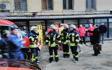 Доля двох осіб досі невідома: рятувальники розбирають завали у центрі Києва
