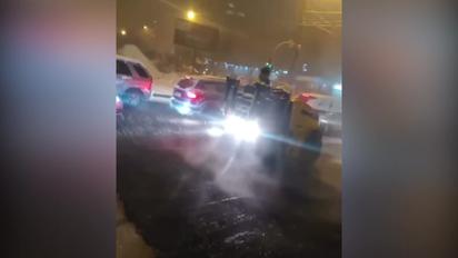 В Киеве укладывали асфальт во время снегопада