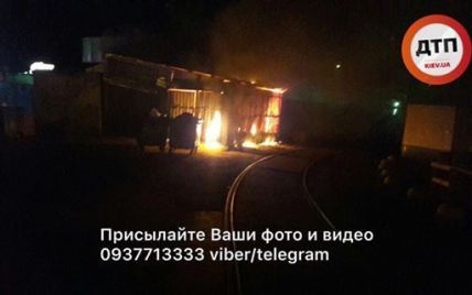 В Киеве огонь охватил рынок на площади Шевченко