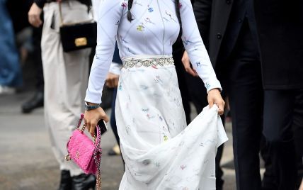 Любить бути в центрі уваги: принцеса Таїланду в цікавому аутфіті прийшла на показ Chanel
