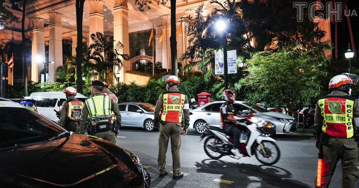 Поліцейські стоять біля готелю Grand Hyatt Erawan у Бангкоку