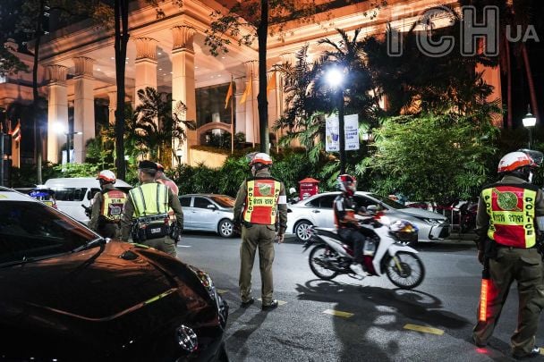 Поліцейські стоять біля готелю Grand Hyatt Erawan у Бангкоку / © Getty Images